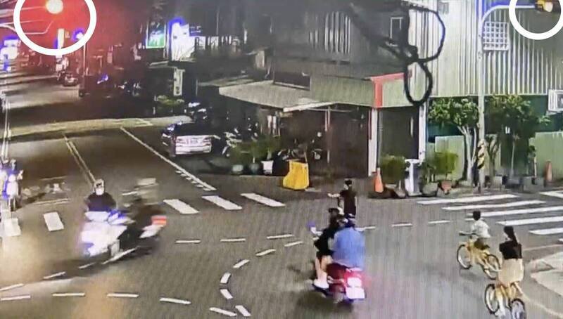 监视器画面显示，当时山脚路号志为黄灯（右上角白圈处），员水路为红灯（左上角白圈处），但员水路端的用路人提前起步穿越，导致施男骑车闪避不及撞上。（民众提供）