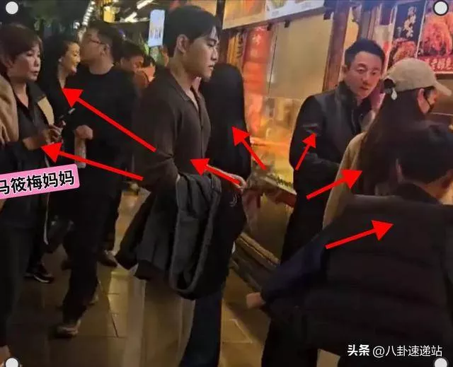 汪小菲一家成都度假，小玥儿装扮太意外