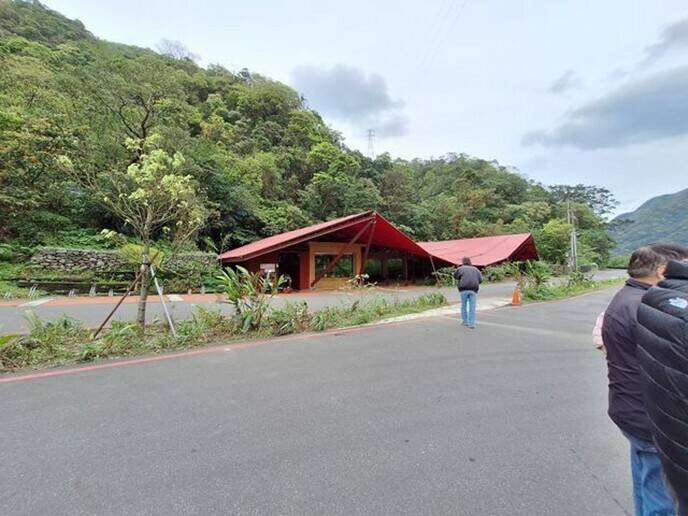 酒店大亨位于猴硐的土地，将一起出售。（行政执行署宜兰分署提供）