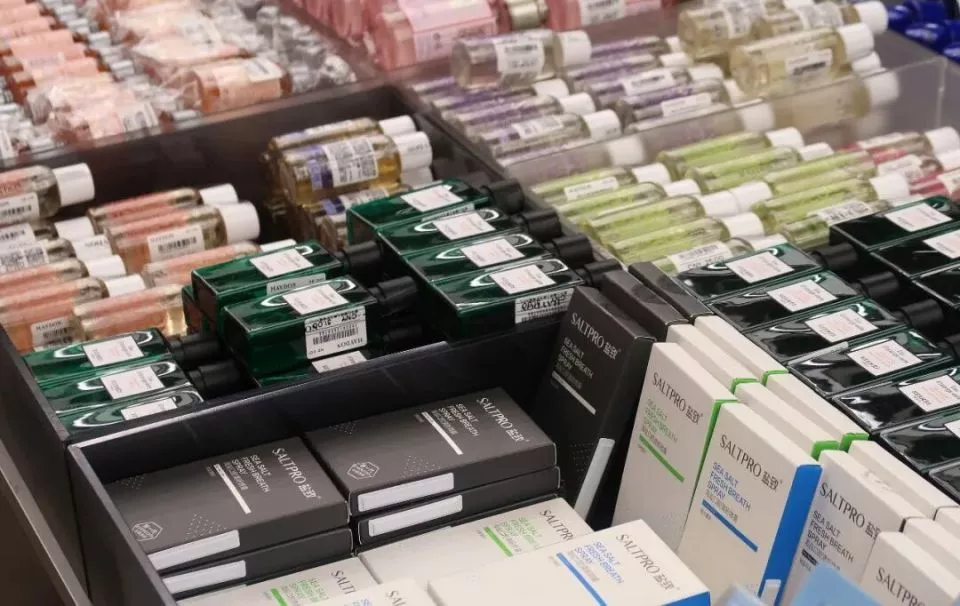 花小钱用大牌：被“大瓶美妆”背刺的年轻人，疯抢中样