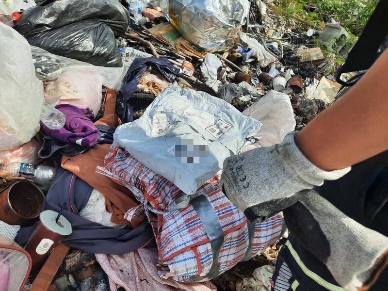 苑里公墓火警又发现大量事业废弃物，还1天烧2次。（民众提供）