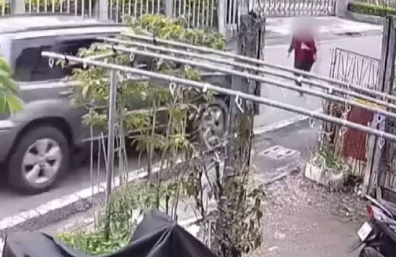 监视器拍下窃贼开休旅车离去，女主人挡住他去路。（民众提供）