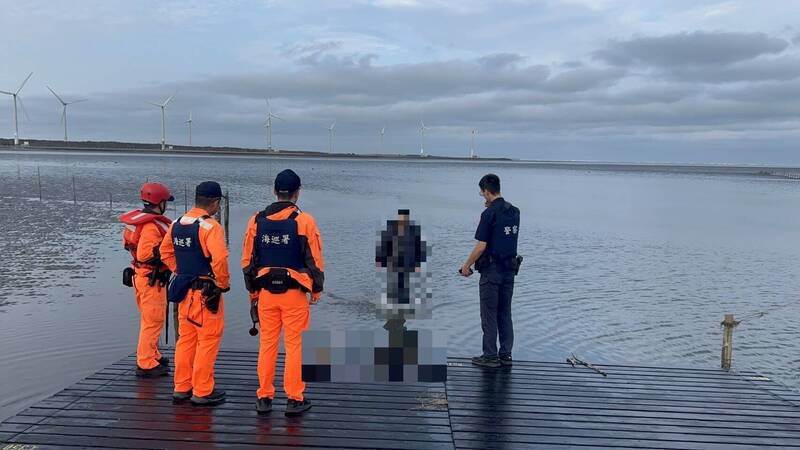 警方及海巡人员发现李男走回木栈道，才松了一口气。（民众提供）