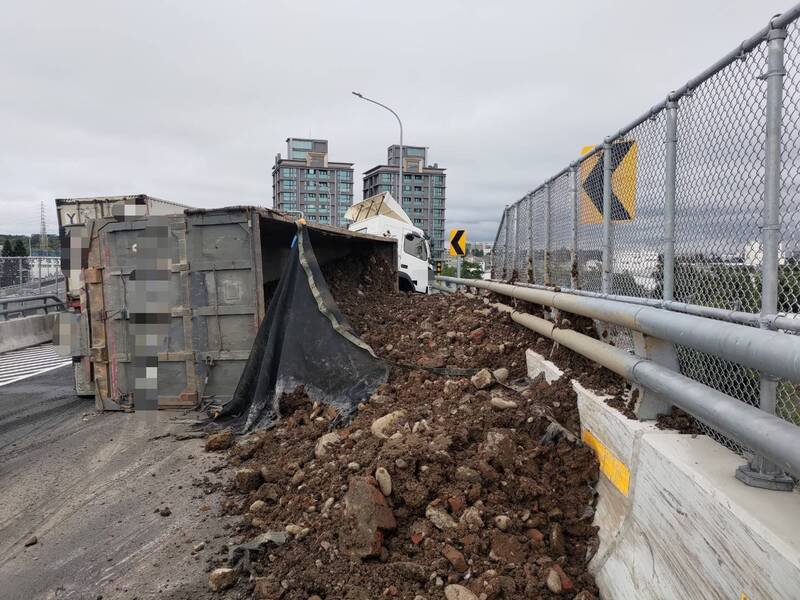 国道3号大溪交流道南向出口环道往台66方向，4日发生砂石车翻车事故，载运的土方散落一地。（记者郑淑婷翻摄）