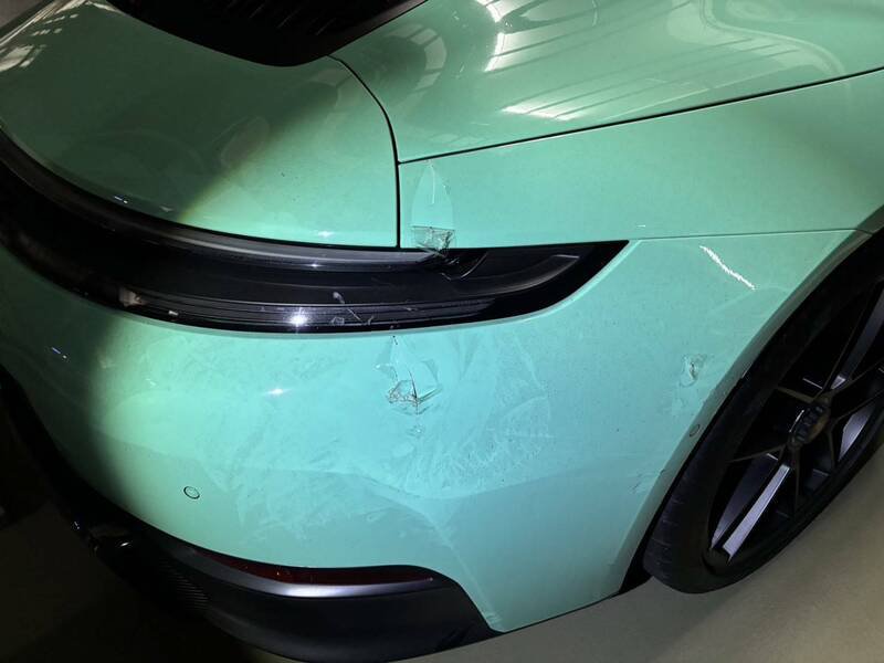 Tiffany蓝的保时捷跑车右后车壳因与机车发生撞击受损。（民众提供）