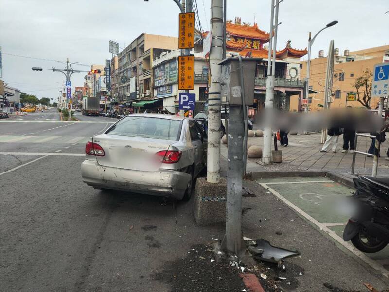 李男倒车是不慎把一排机车撞倒。（图由警方提供）