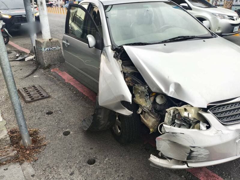 李男倒车是不慎把一排机车撞倒。（图由警方提供）