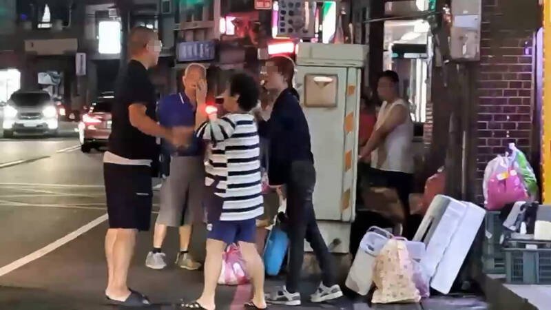刘母出面阻挡，避免冲突加剧。（记者吴升儒翻摄）