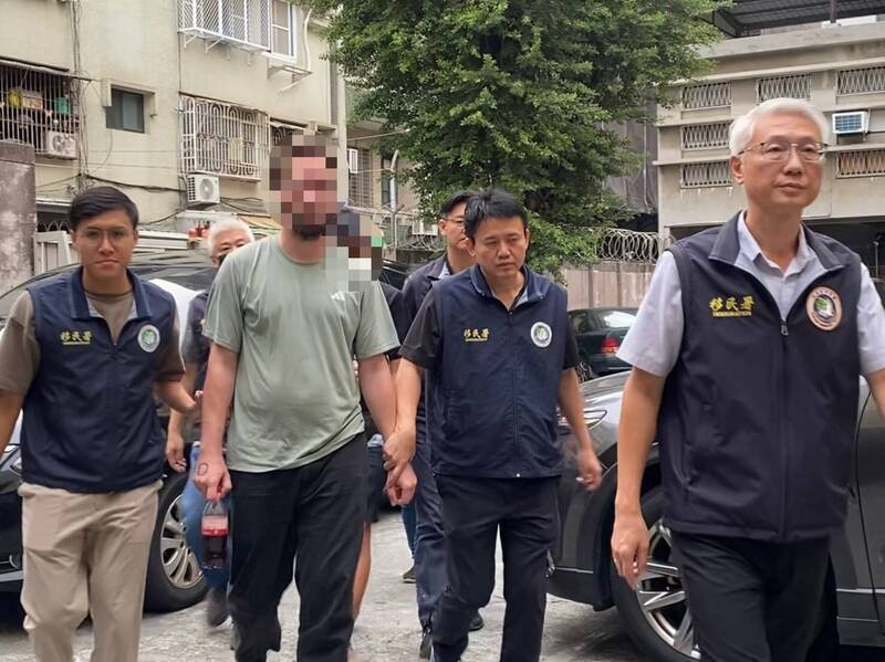 移民署人员将2人带回调查。（民众提供）