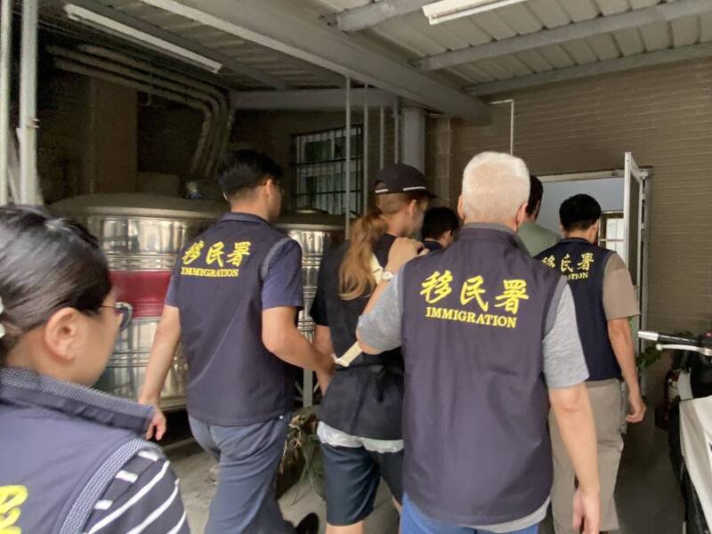 移民署人员将俄罗斯籍与白俄罗斯籍男子带回调查。（民众提供）