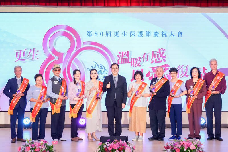 更生保护会成立迄今已迈入80周年，法务部长郑铭谦致词表示，感谢各获奖者长年无私奉献，秉持「不放弃任何一个人」的信念，接纳曾犯错的人，给予陪伴与支持。（图由法务部提供）