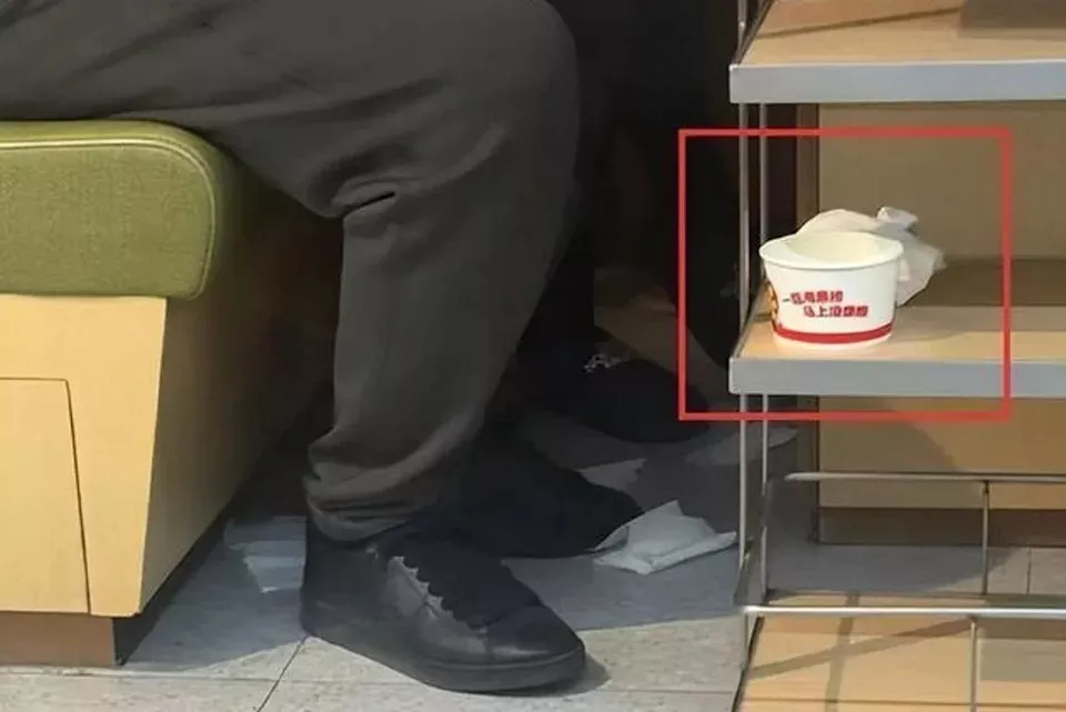 海底捞“再飘尿味”！网叹：卖场一堆人用塑胶瓶方便