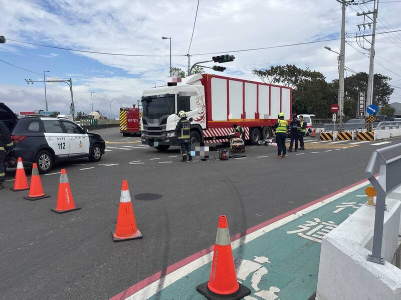 神冈区国道4号联络道与圳前路口，今下午发生大货车与机车碰撞车祸，71岁女骑士当场死亡。（民众提供）