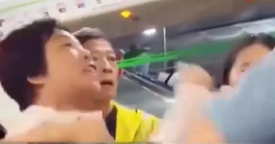 大妈地铁爆口角！ “机关枪式”攻击吸超高流量