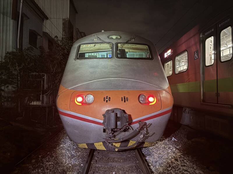 48岁的郑姓男子自铁轨道旁草丛中窜出遭自强号列车撞击。（铁路警察局高雄分局提供）