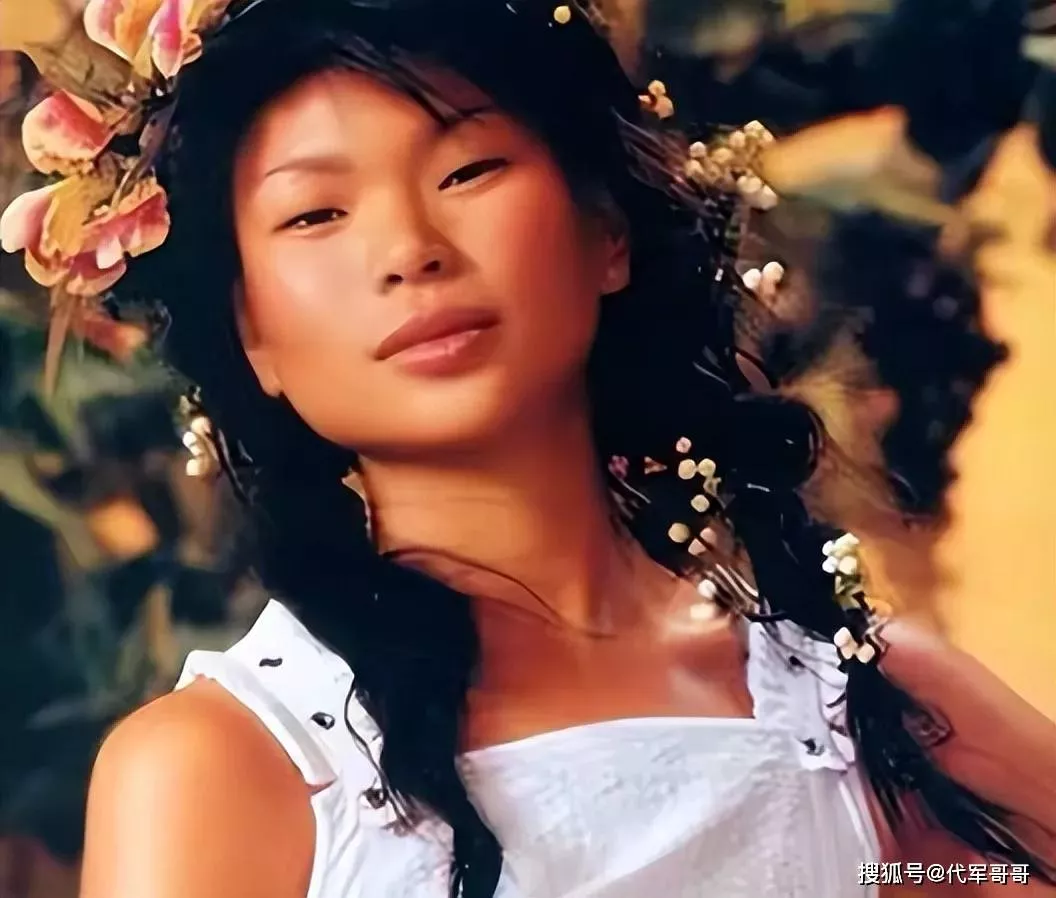 被群嘲是“第一丑模”,嫁给大20岁老外,如今怎样了?