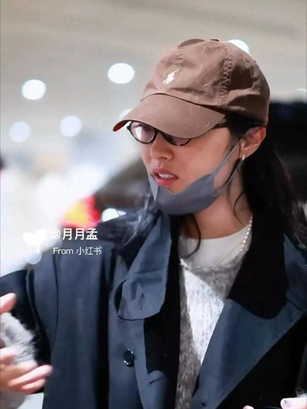 白百何带俩儿子回国，17岁大儿子罕见露面