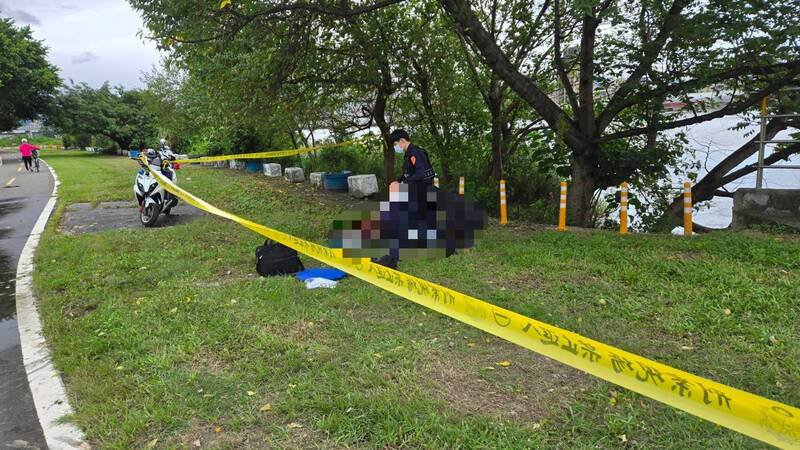 新北市三重淡水河畔，今天下午被路人发现一具浮尸，警方勘验证实死者为女性，通知家属厘清。（记者吴仁捷翻摄）