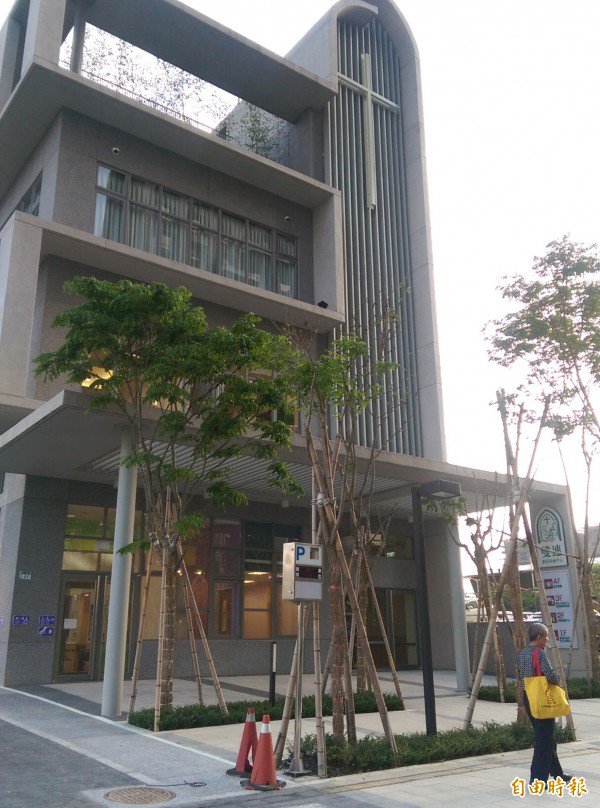 双连新庄社福中心位于新庄副都心内，如今市值八亿元的土地，是多年前一对苏姓老夫妇所捐赠。（记者叶冠妤摄）