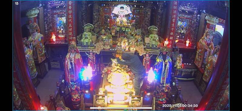 南方澳进安宫珊瑚妈祖惊传遭宵小洗劫，神像身上的黄金项链与珊瑚配饰全被偷走。（图由读者提供）