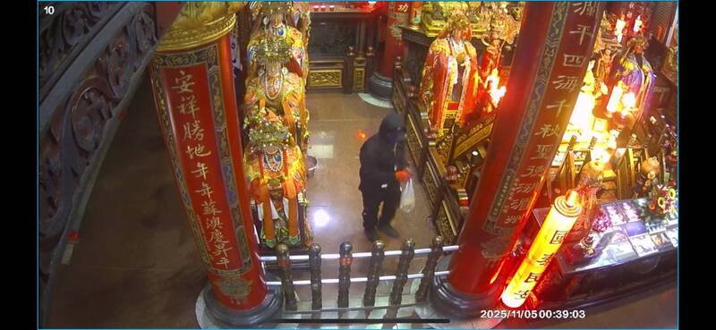 南方澳进安宫今天清晨遭一名黑衣男入侵。（图由读者提供）