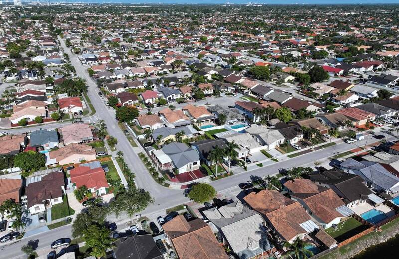 美国第11巡回上诉法院裁定佛州可禁止中国人购买房产，可能会引起其他州跟进。图为佛州迈阿密住宅区。（法新社）