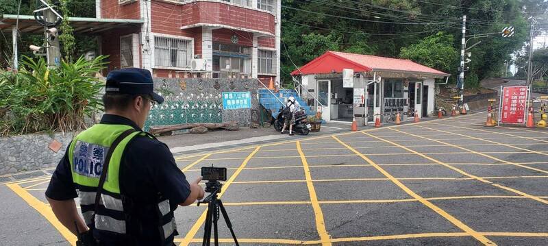里港警分局在三德检查哨等地点进行车牌辨识。（屏县里港警分局提供）