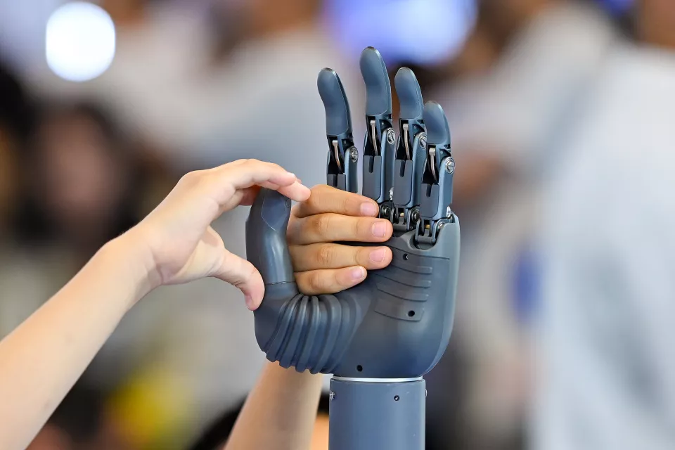 放弃百万年薪,98年清华硕士在出租屋造出机器手