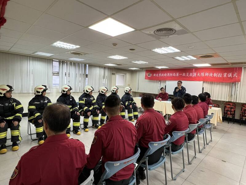 新北市消防局举办「新进消防人员师徒制授业仪式」。（记者吴仁捷翻摄）