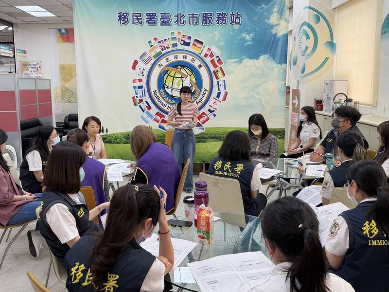 2025年移民特考上榜者刘琬柔（站立者）分享心路历程。（记者王冠仁翻摄）