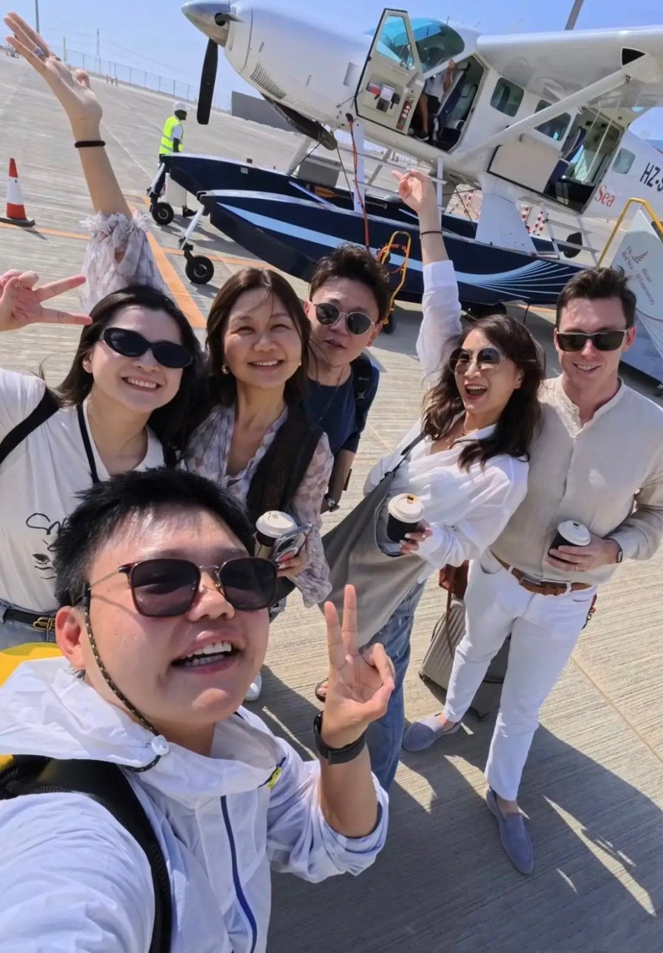 陈赫前妻在沙特庆生,39岁许婧穿露背装好辣,外籍老公185有胸肌