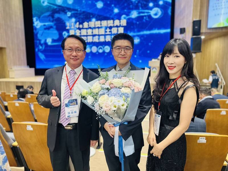 桥头地检署检察官严维德（中）查办和山光电案获行政院表扬。（桥头地检署提供）