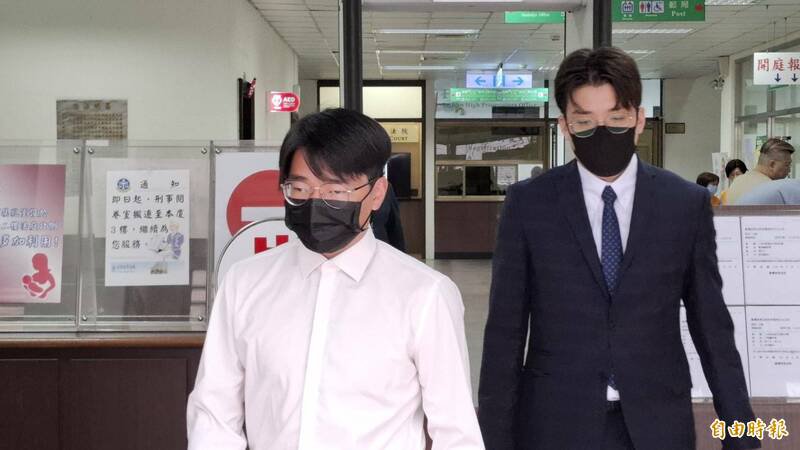 实习律师郑皓文（左）涉酒驾撞死人，已赔付家属1200万元，并赴灵堂跪拜死者，请求轻判，但家属冷回郑造成家属重大伤痛，死者母亲还因此悲伤过世，无法原谅郑男的犯行。（记者杨国文摄）