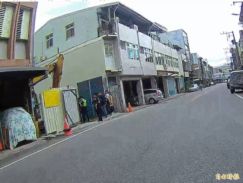 花莲吉安乡仁里五街一处私有地正在进行住宅改建工程，今天工人用怪手挖地基的时候，疑似挖到人类骨骸立刻报警。（记者王锦义摄）