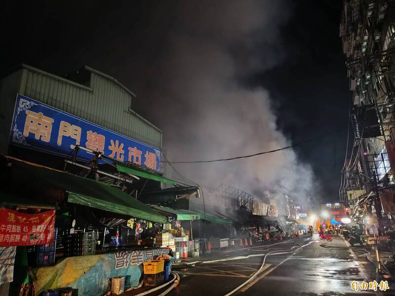 桃园区南门市场5日深夜火警，火势延烧周边摊位，市场恐暂时难以营运。（记者郑淑婷摄）