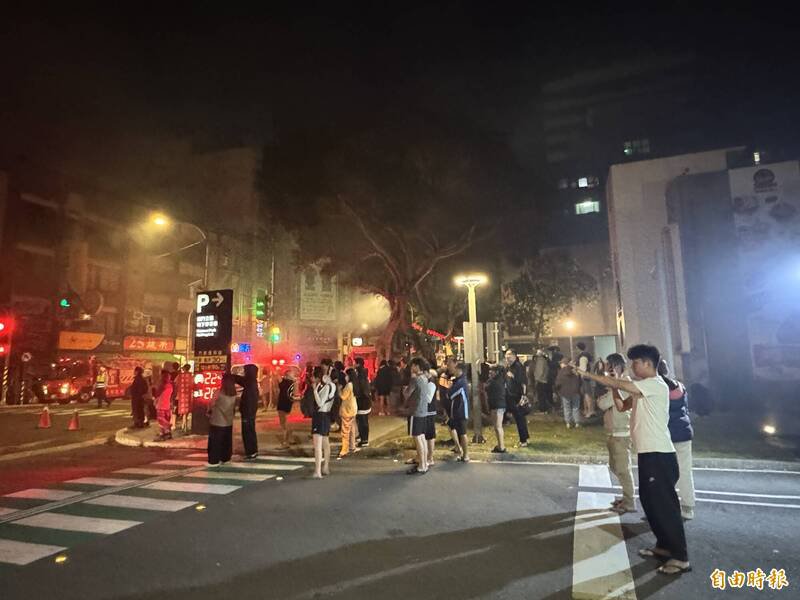 桃园区南门市场火警，周边路段暂时封闭。（记者李容萍摄）