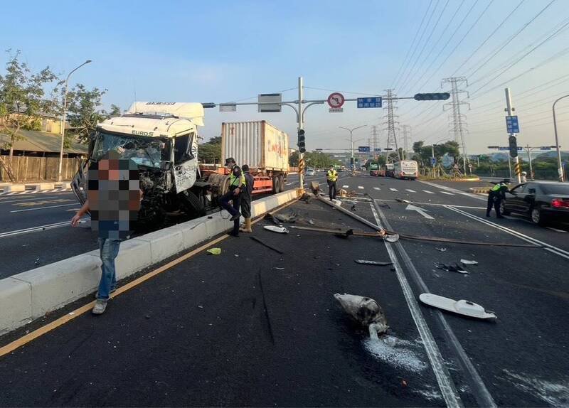 高雄市沿海路连环撞3人受伤，路灯也被撞毁，塞车逾2小时。（读者提供）