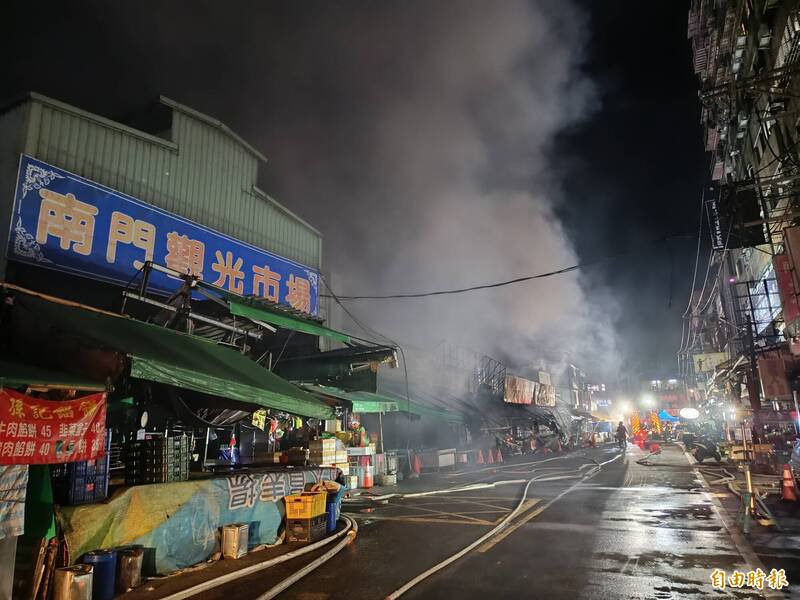 桃园南门市场深夜失火，环保局对桃园、中坜、八德等区里发布空气污染警讯。（记者郑淑婷摄）