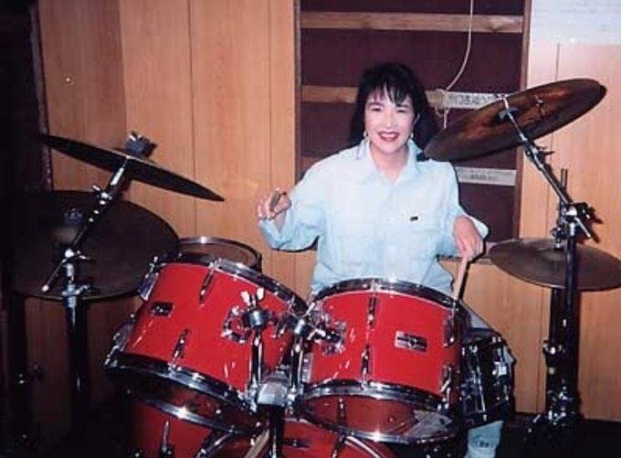 就读兵库县神户大学的高市早苗，求学期间曾与朋友一起共组重金属乐团，当时她担任帅气的鼓手。（图撷取自社群平台「X」）