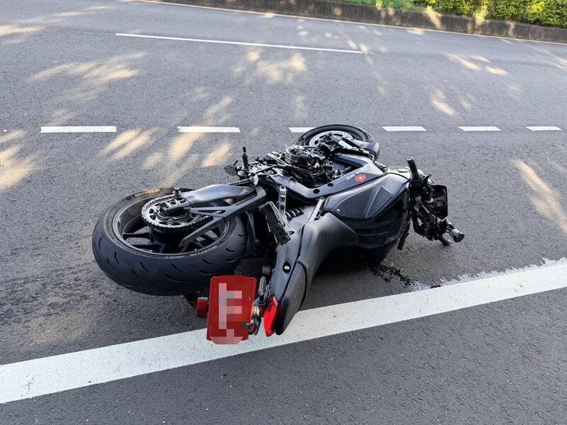 红牌重机路口与宾士车互撞，骑士惨摔。（民众提供）