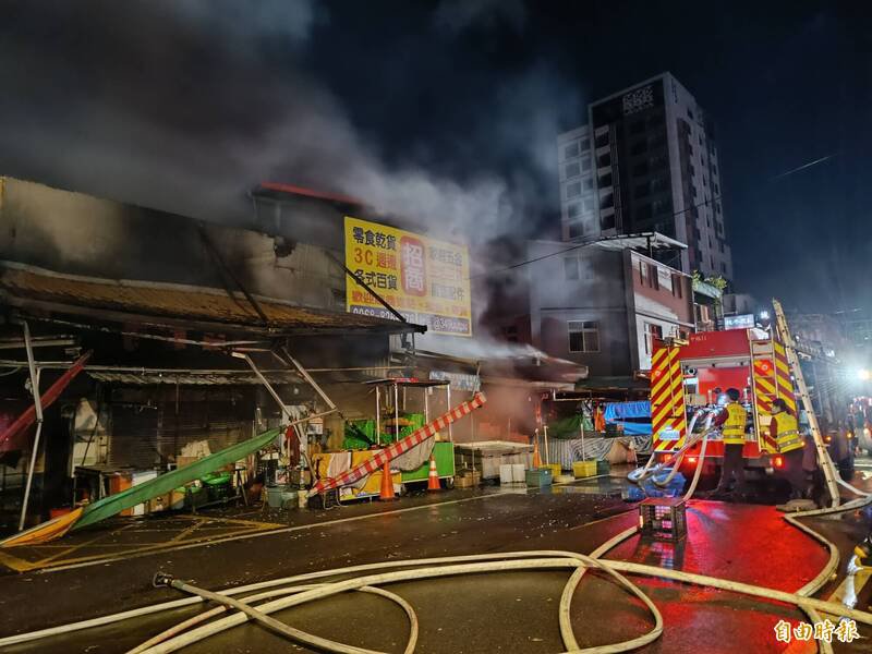 桃园南门市场大火约3分之2区域受损，灾情严重。（记者郑淑婷摄）