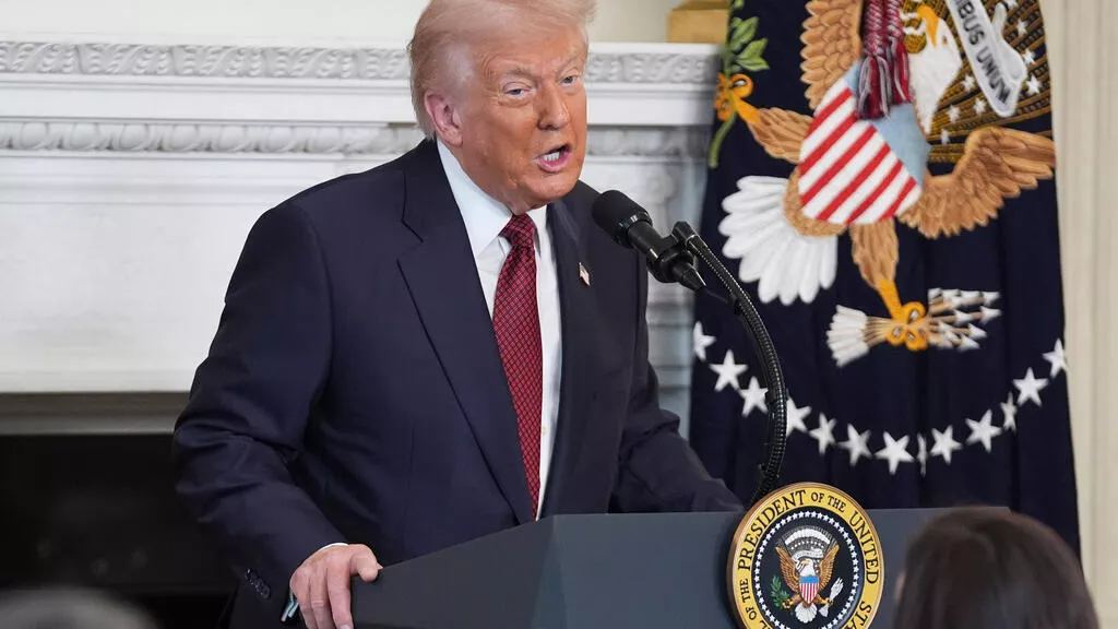 特朗普：习近平两侧官员坐姿端正 不敢回答我问话…