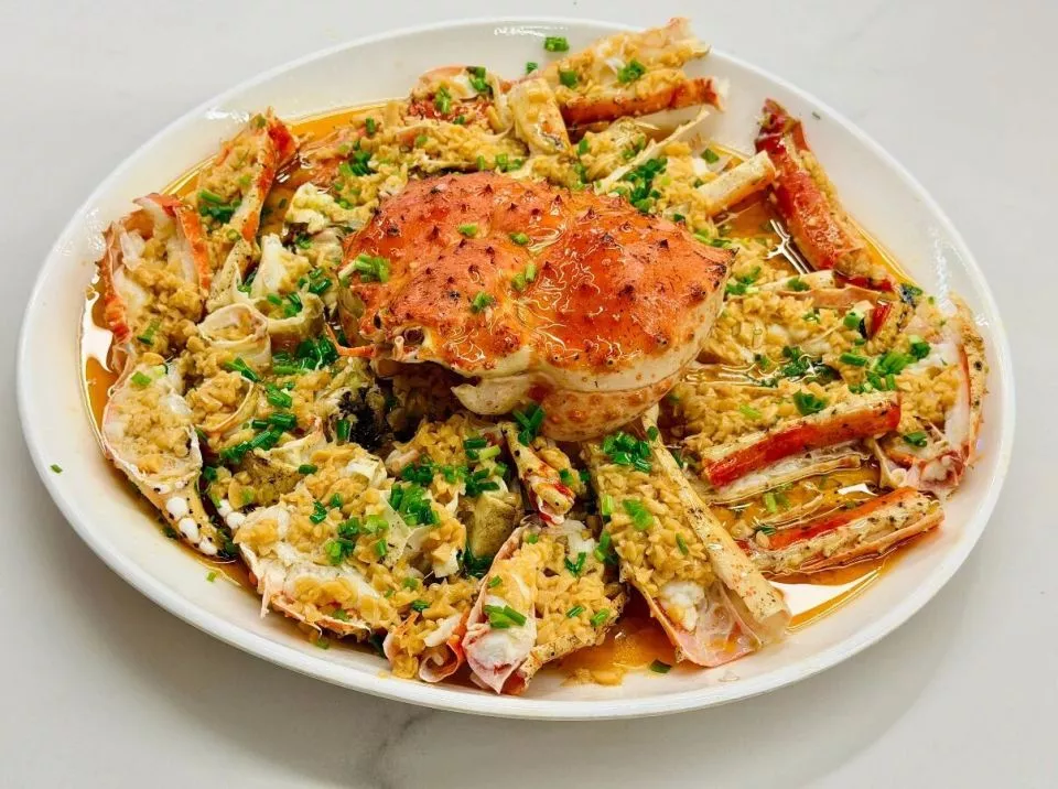 摆上高校食堂窗口的帝王蟹,引起了一轮讨论