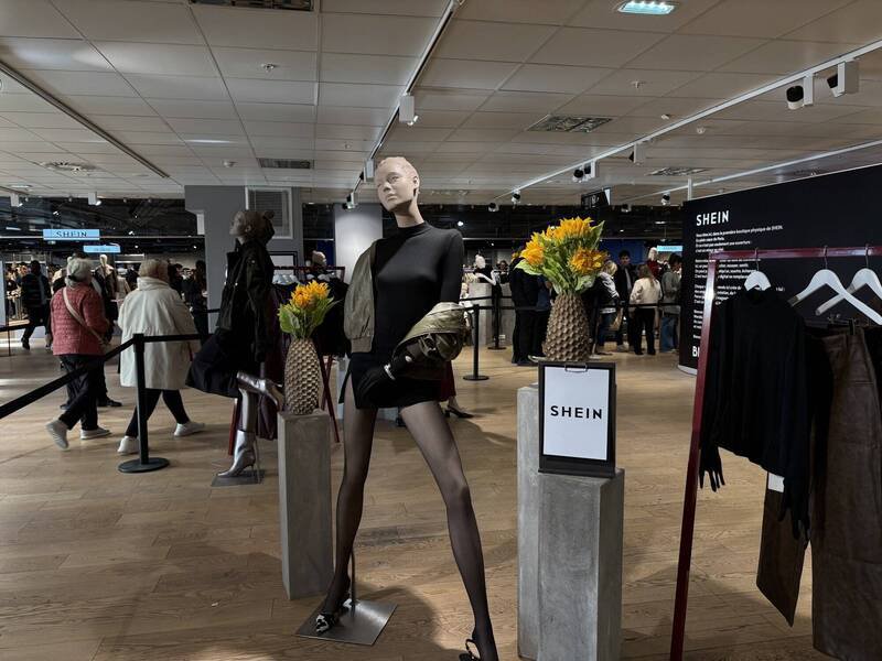 中资超快时尚电商平台Shein全球首家常态实体店面5日在巴黎BHV百货开幕，吸引许多消费者。（中央社）
