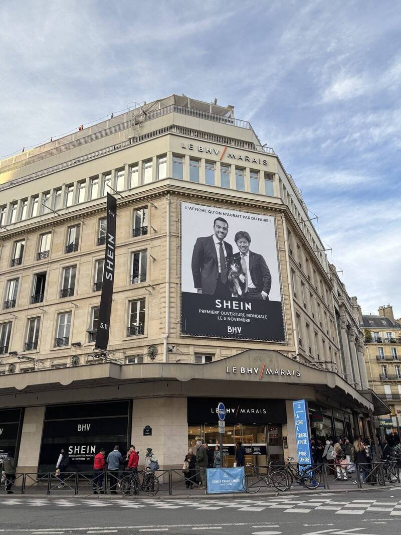 中资超快时尚电商平台Shein全球首家常态实体店面今天在巴黎BHV百货开幕，即便Shein近期因涉贩售儿童外貌的情趣娃娃等争议陷舆论风暴，现场仍有众多消费者大排长龙。（中央社）