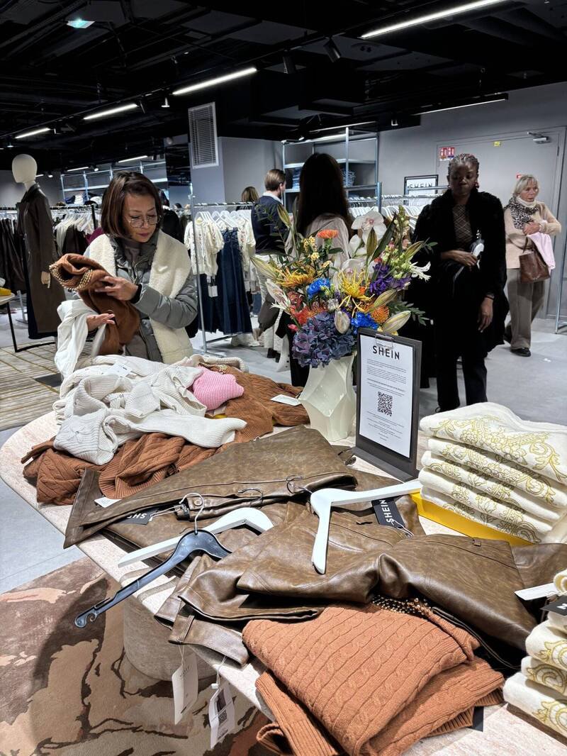 中资超快时尚电商平台Shein全球首家常态实体店面5日在巴黎BHV百货开幕，部分曾在Shein平台消费的人说，网路价格较便宜。（中央社）