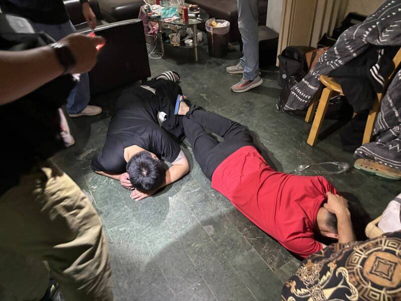 警方缉捕沈嫌等人。（记者刘庆侯翻摄）