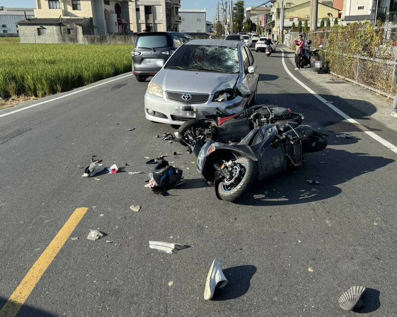 轿车与3辆机车碰撞，现场一片狼藉。（图由警方提供）