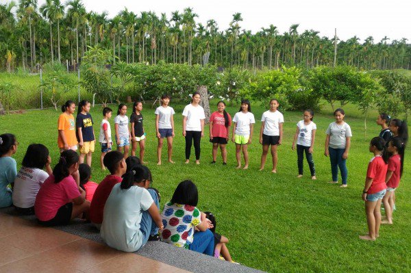 希望合唱团是今年台湾唯一受邀到匈牙利Cantemus合唱研究所参赛的台湾队伍，国歌演唱后他们继续努力练唱。（蔡义方提供）