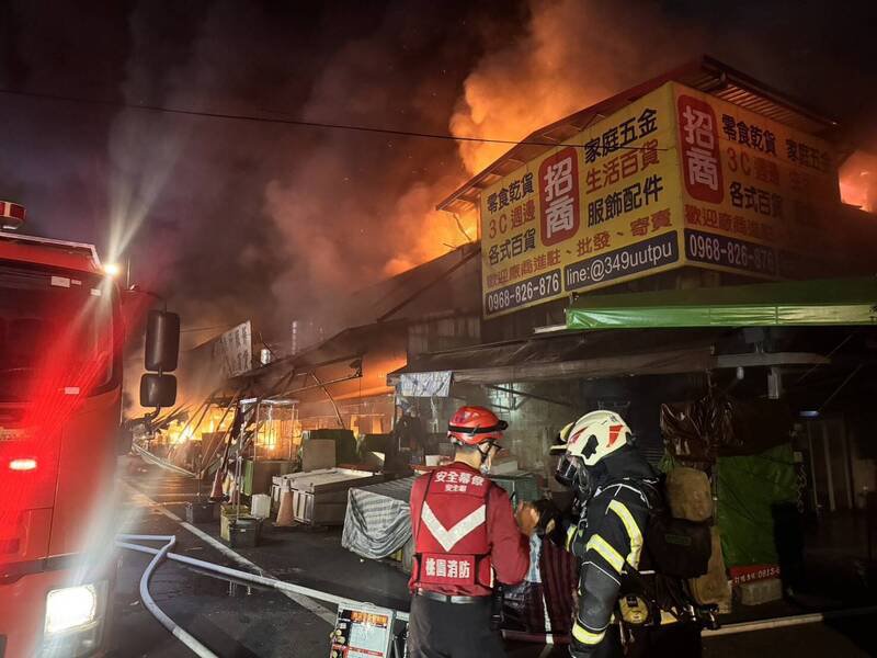 桃园区南门市场暗夜火警，精华区域几乎全毁。（记者郑淑婷翻摄）